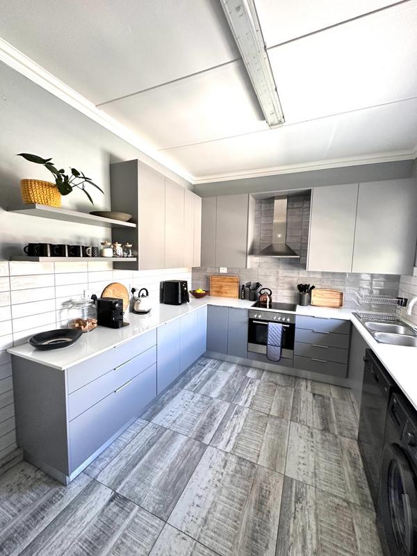 To Let 3 Bedroom Property for Rent in Muizenberg Western Cape